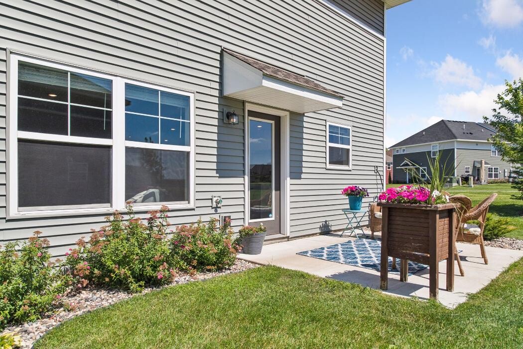 Images JW Real Estate Group, RE/MAX Advantage Plus