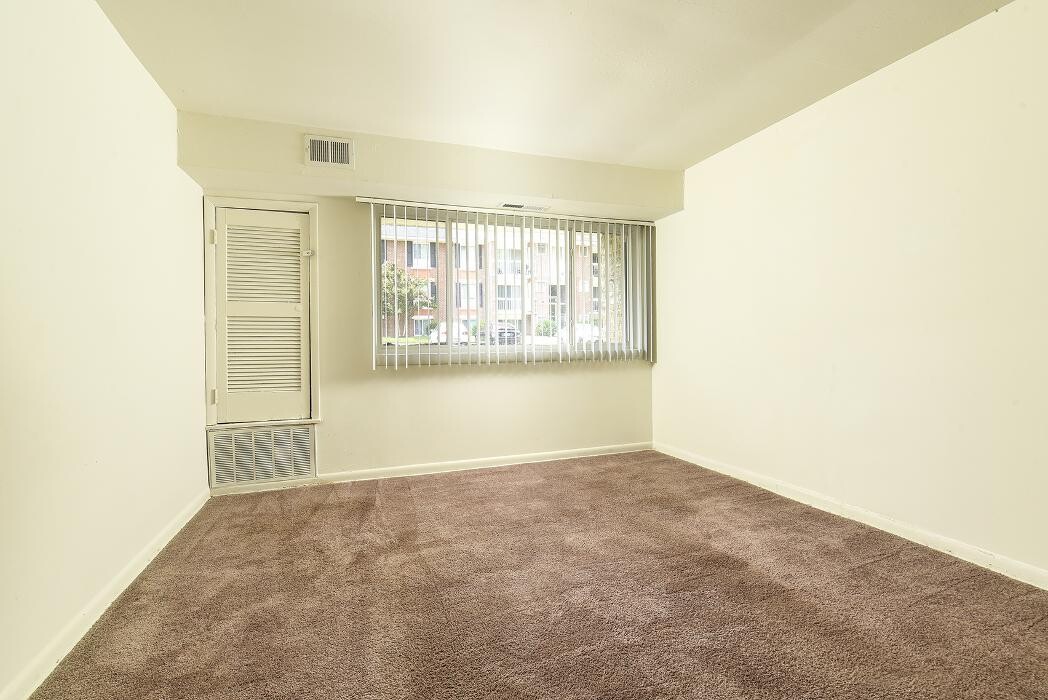 Images Chesapeake Village Apartments