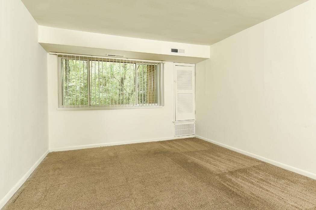 Images Chesapeake Village Apartments