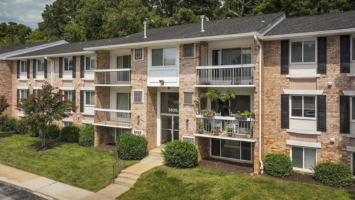 Images Chesapeake Village Apartments