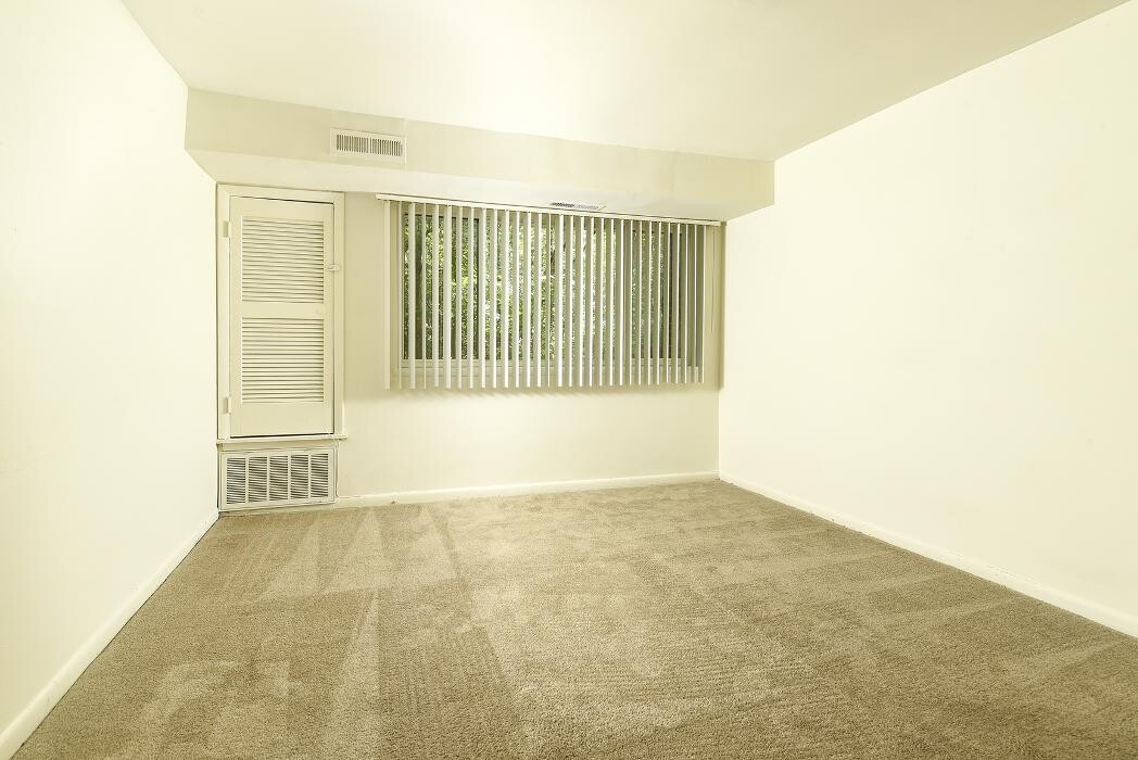 Images Chesapeake Village Apartments