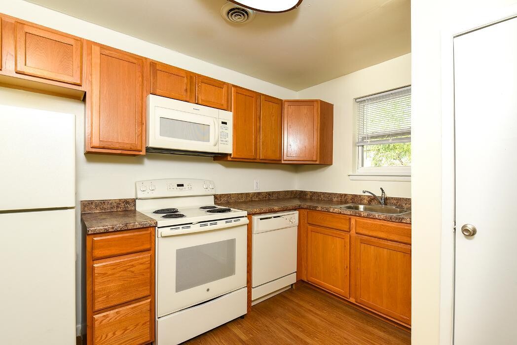 Images Oak Tree Apartments