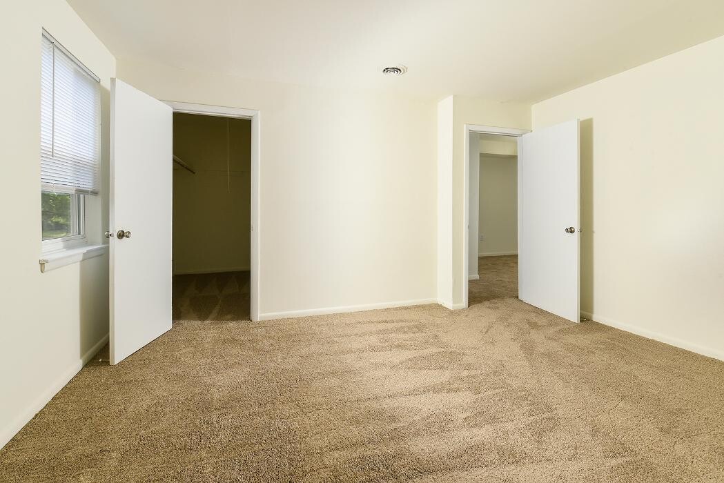 Images Oak Tree Apartments