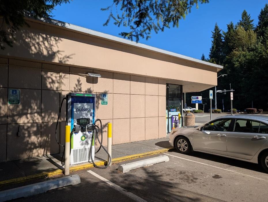 Images bp pulse Charging Station
