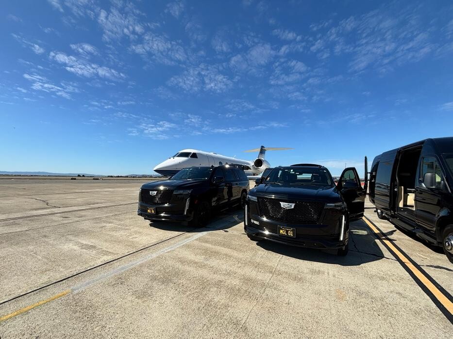 Images MGL Limo - Executive Black Car