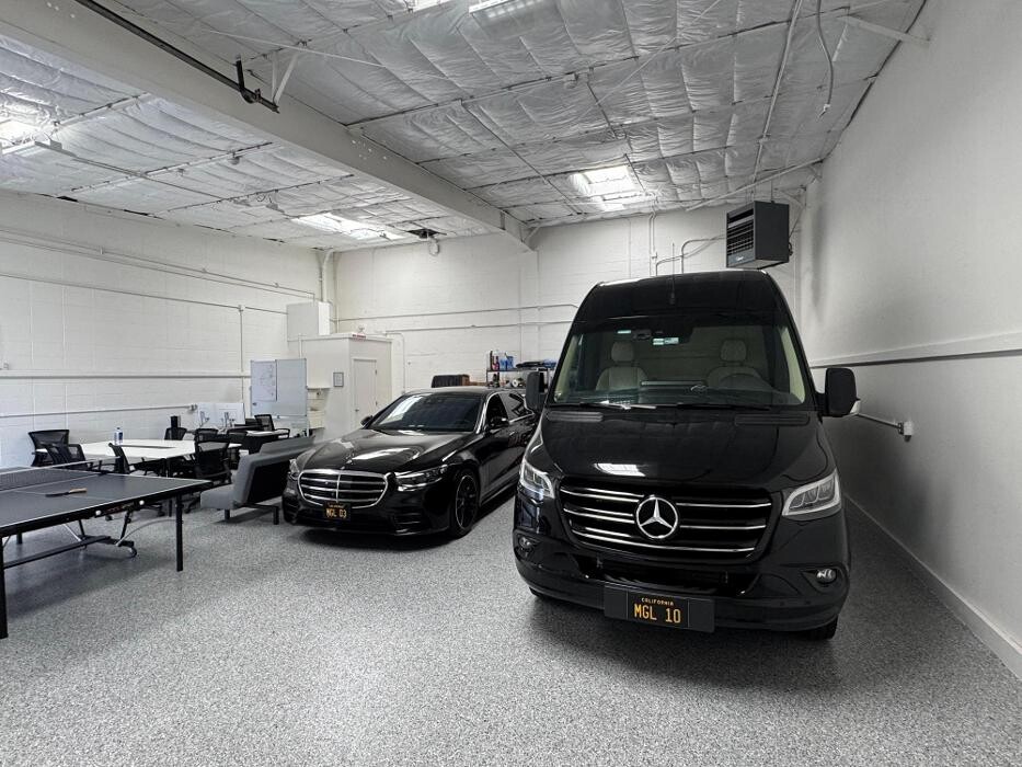Images MGL Limo - Executive Black Car