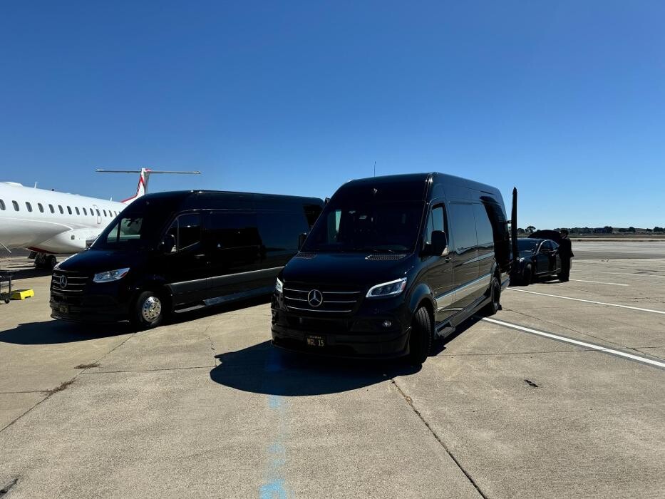 Images MGL Limo - Executive Black Car