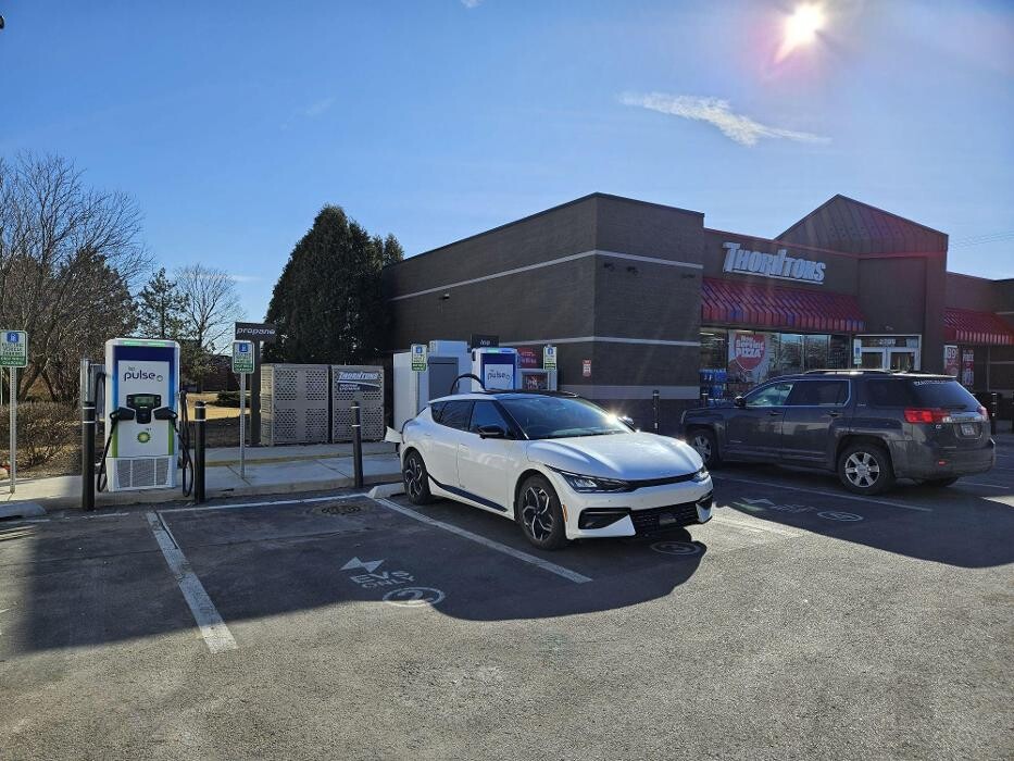 Images bp pulse Charging Station