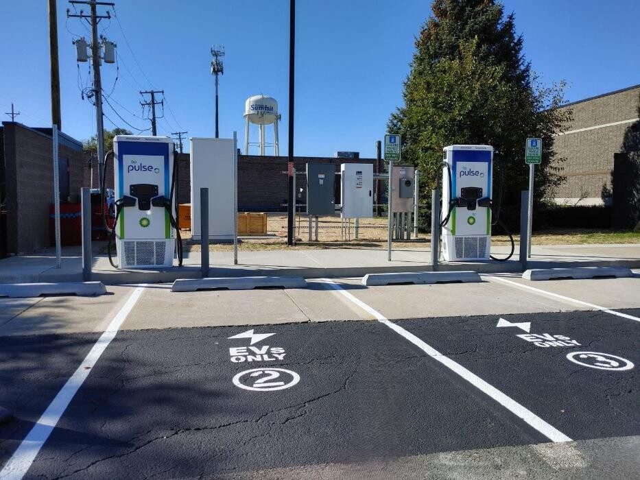 Images bp pulse Charging Station