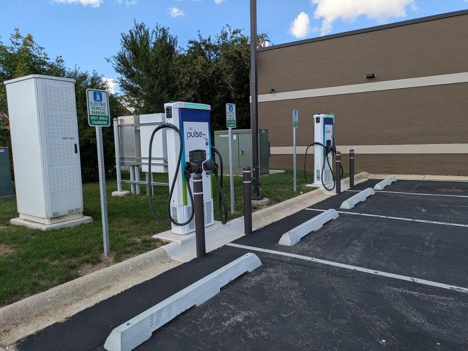 Images bp pulse Charging Station
