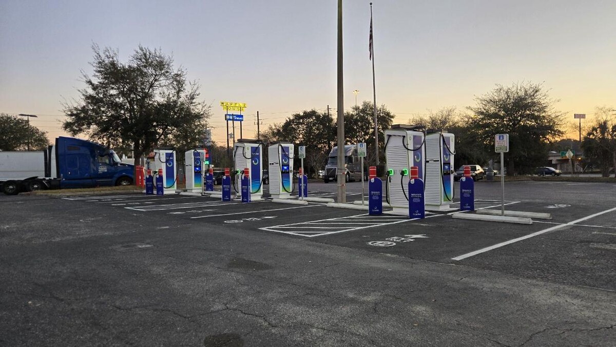 Images bp pulse Charging Station