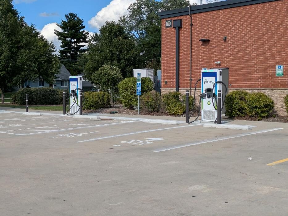 Images bp pulse Charging Station