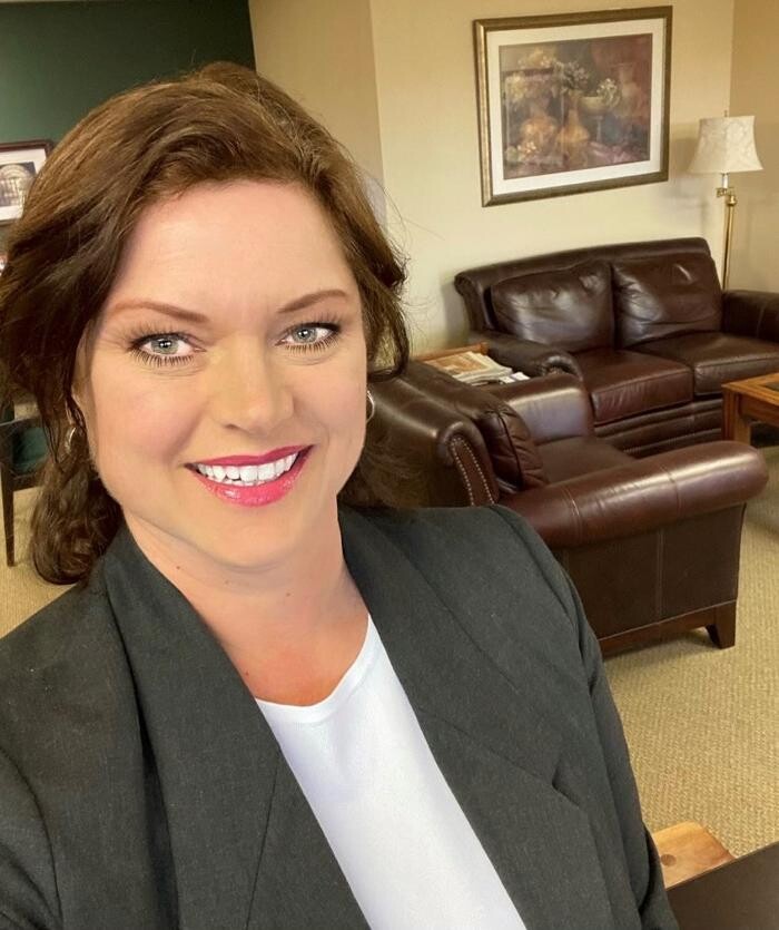 Images Edward Jones - Financial Advisor: Laura Emerson Slusher, AAMS