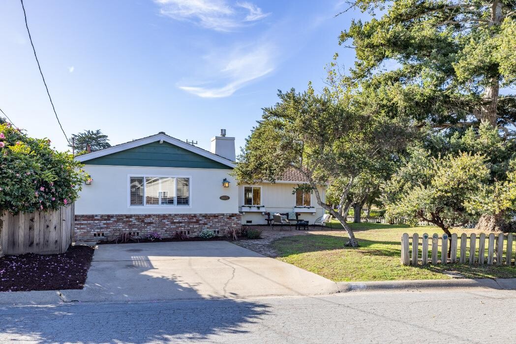 Images Molly McGee Realtor