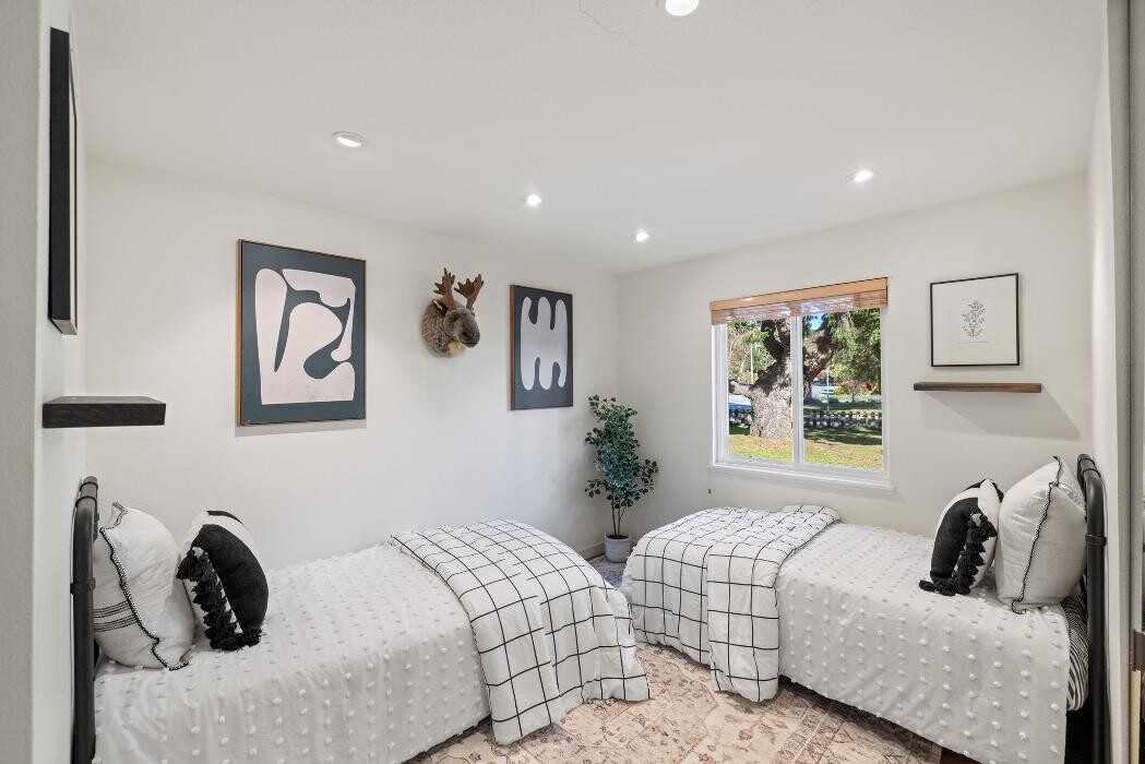 Images Molly McGee Realtor