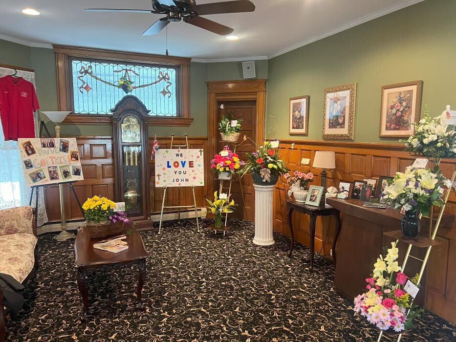 Images Potti & Marc F. Burr Funeral Homes of Chardon