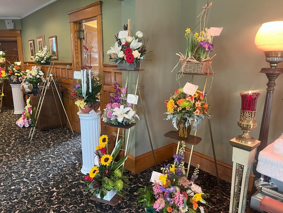 Images Potti & Marc F. Burr Funeral Homes of Chardon