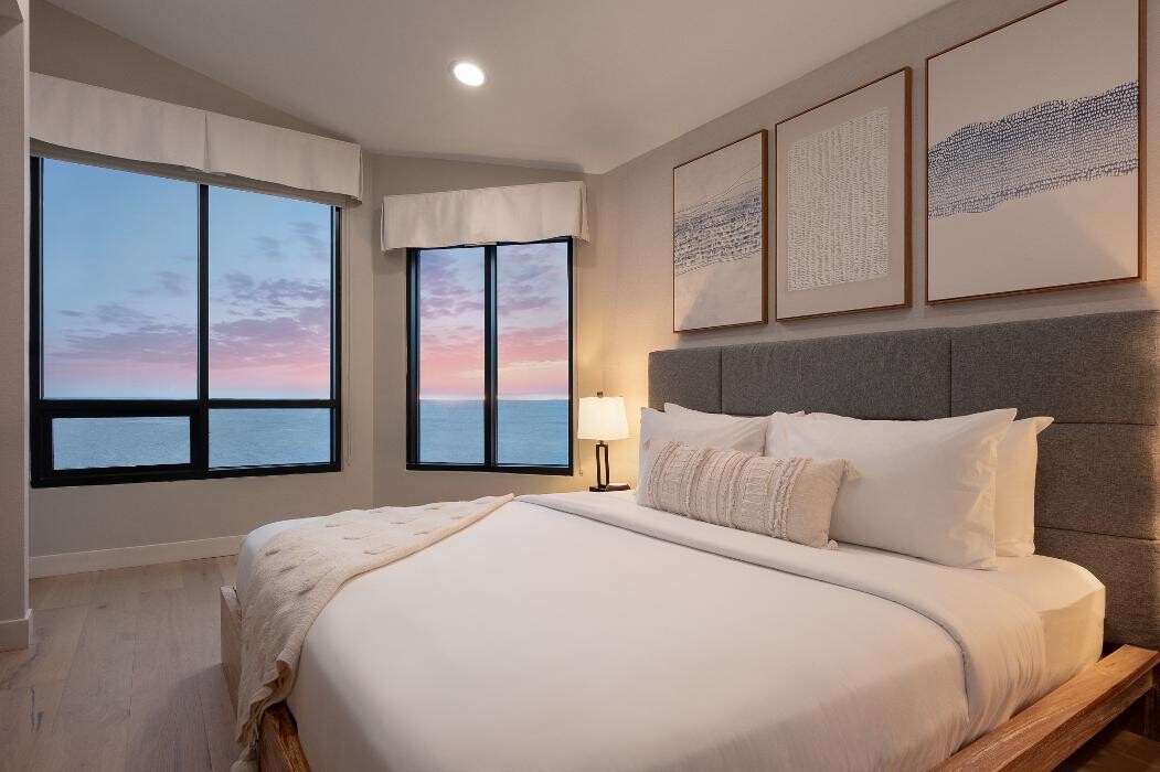 Images The Wave at Marblehead