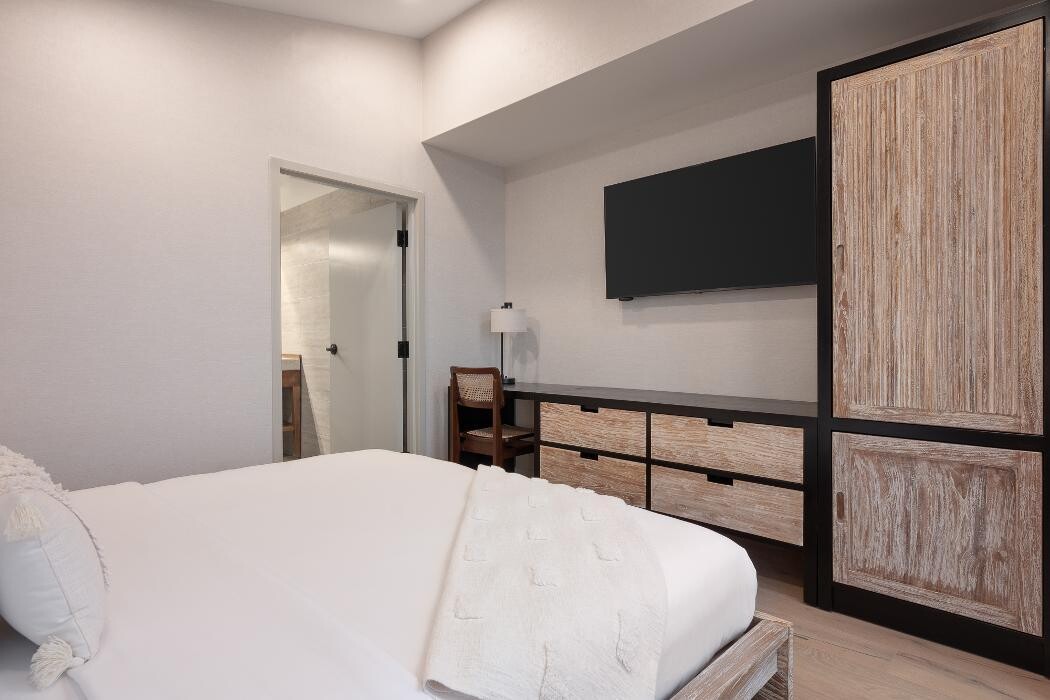 Images The Wave at Marblehead