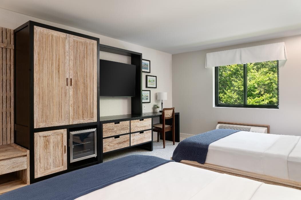 Images The Wave at Marblehead