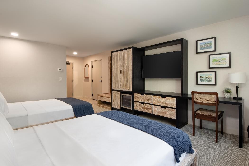 Images The Wave at Marblehead