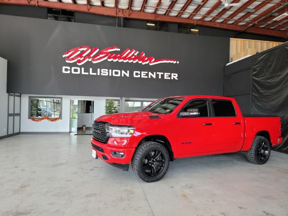 Images D.J. SULLIVAN COLLISION CENTER