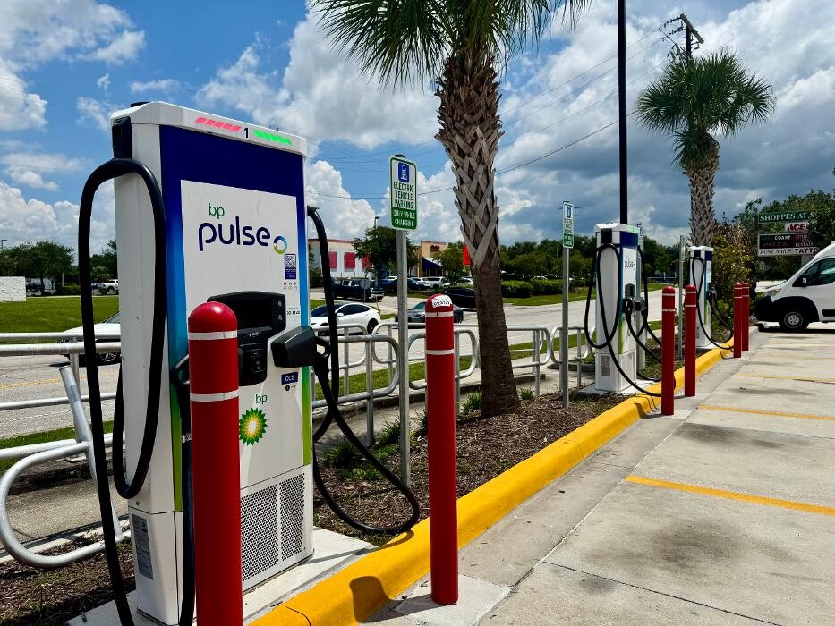 Images bp pulse Charging Station