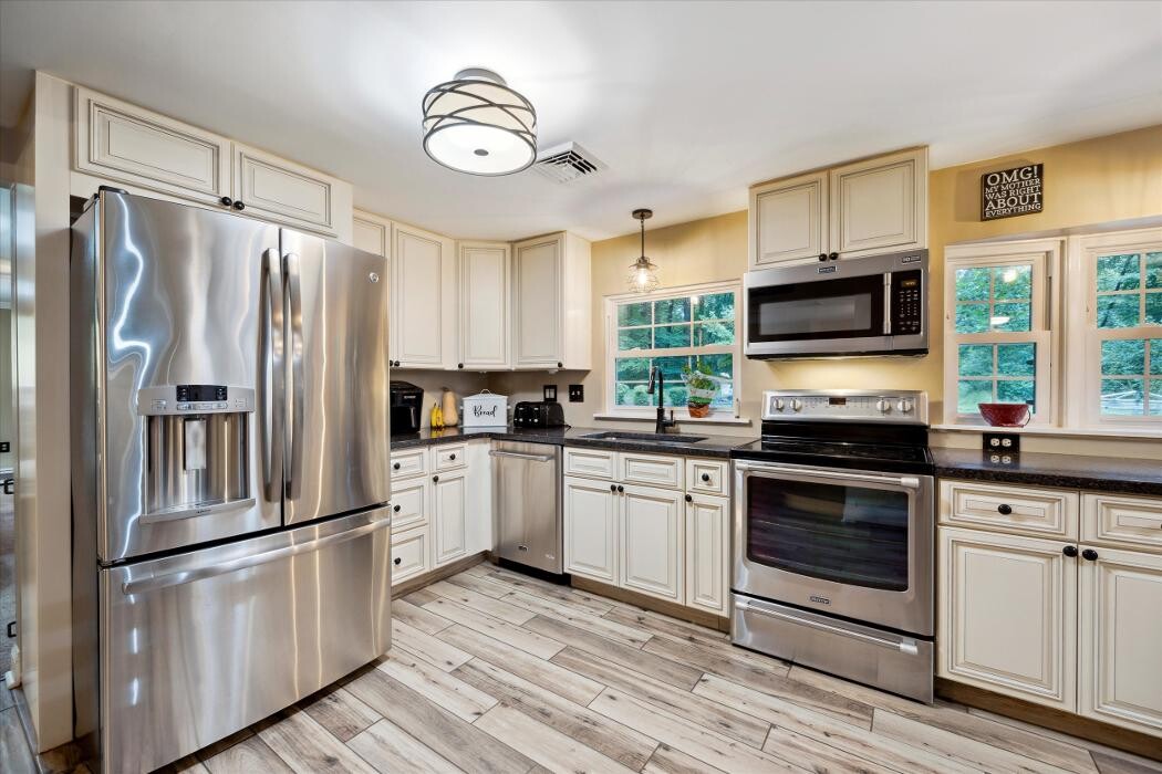 Images Richelle Deane, Realtor at Realty ONE Group Restore