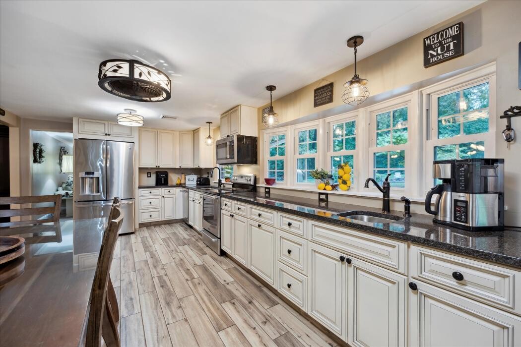 Images Richelle Deane, Realtor at Realty ONE Group Restore