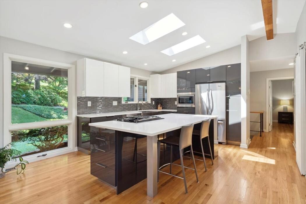Images Richelle Deane, Realtor at Realty ONE Group Restore