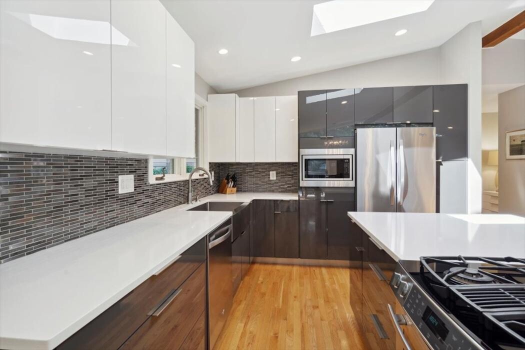 Images Richelle Deane, Realtor at Realty ONE Group Restore