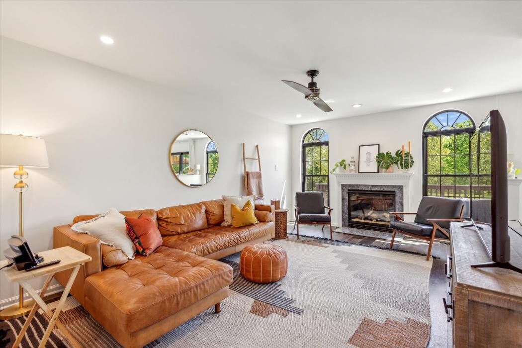 Images Richelle Deane, Realtor at Realty ONE Group Restore