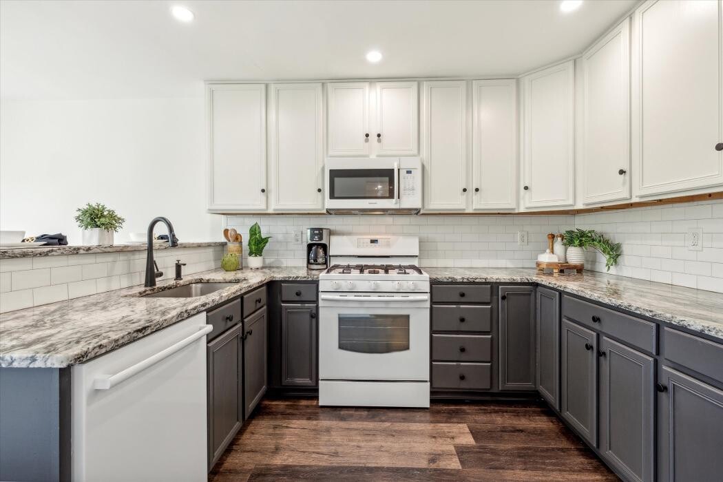 Images Richelle Deane, Realtor at Realty ONE Group Restore