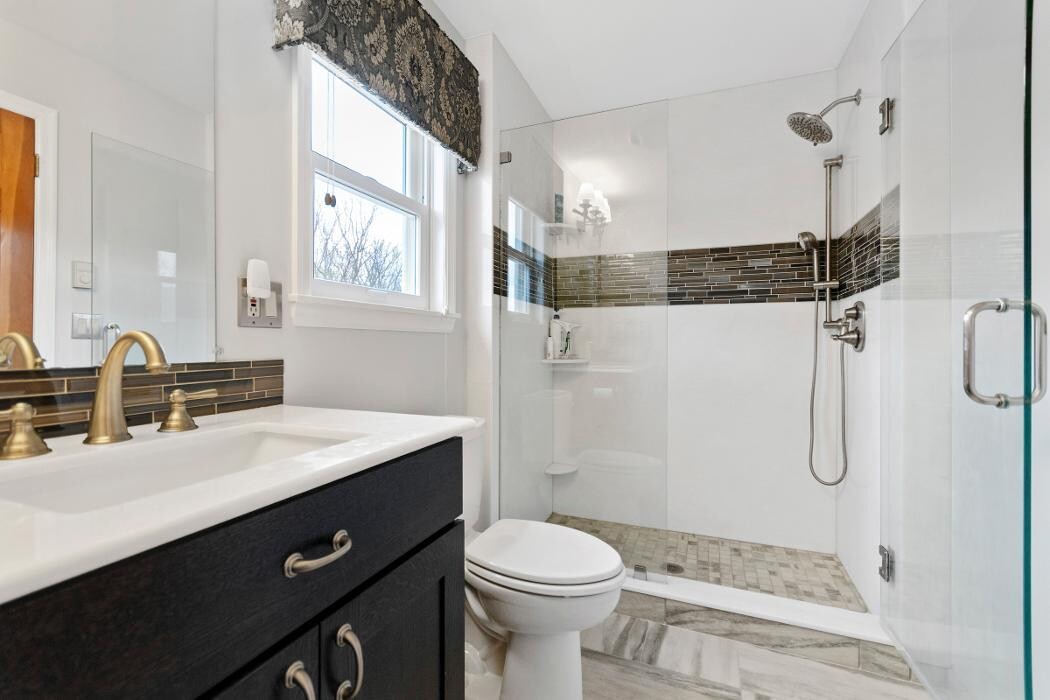 Images Richelle Deane, Realtor at Realty ONE Group Restore