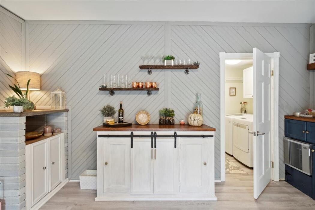 Images Richelle Deane, Realtor at Realty ONE Group Restore