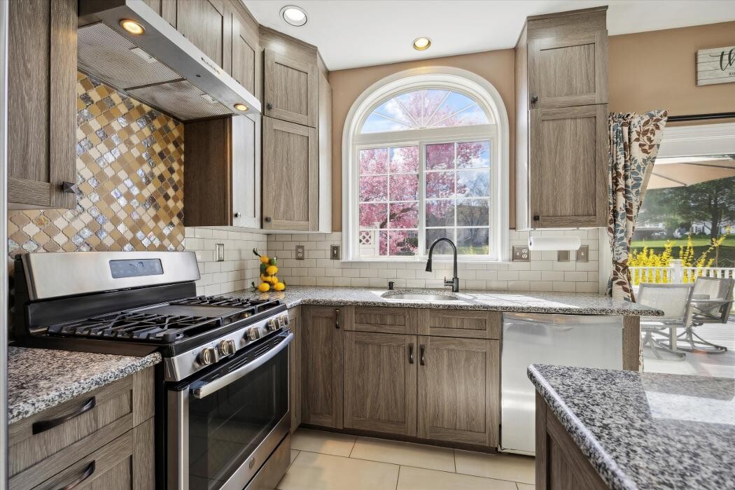 Images Richelle Deane, Realtor at Realty ONE Group Restore