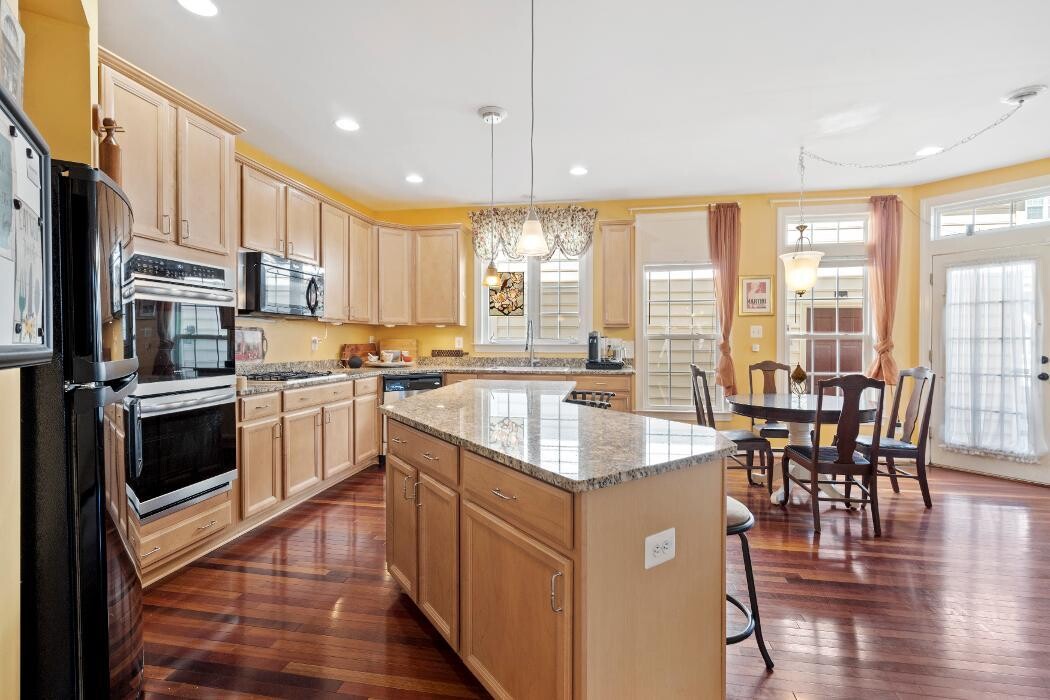 Images Richelle Deane, Realtor at Realty ONE Group Restore