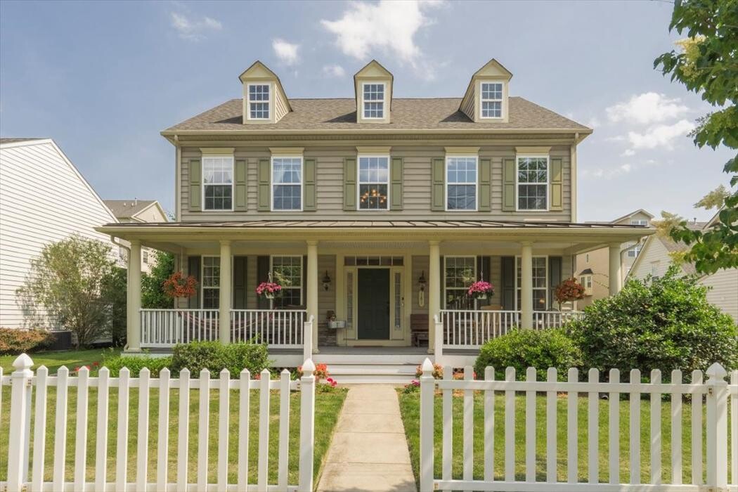 Images Richelle Deane, Realtor at Realty ONE Group Restore