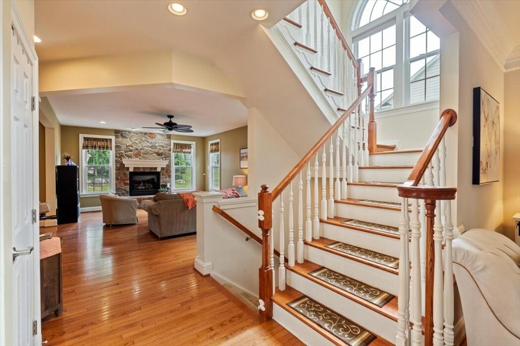 Images Richelle Deane, Realtor at Realty ONE Group Restore