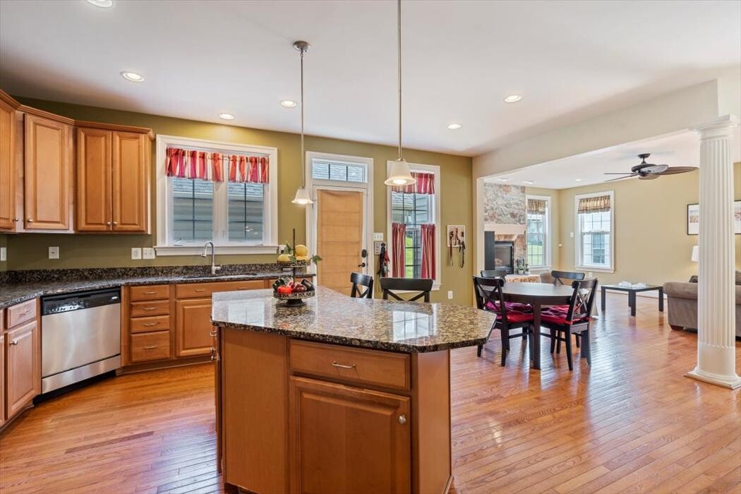 Images Richelle Deane, Realtor at Realty ONE Group Restore