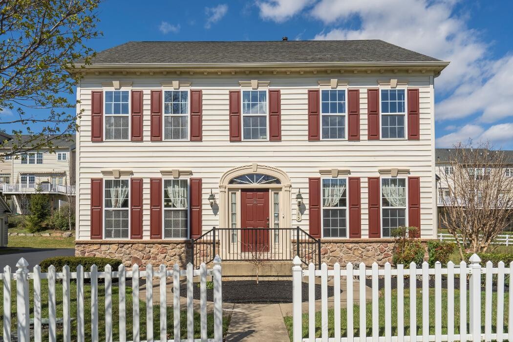 Images Richelle Deane, Realtor at Realty ONE Group Restore
