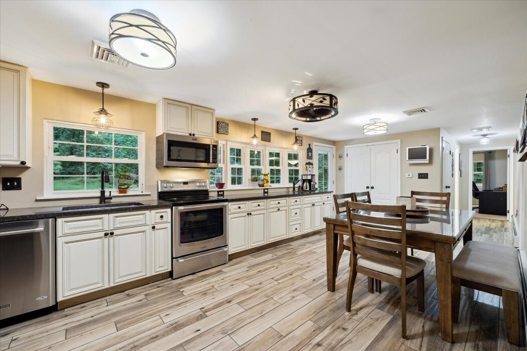 Images Richelle Deane, Realtor at Realty ONE Group Restore
