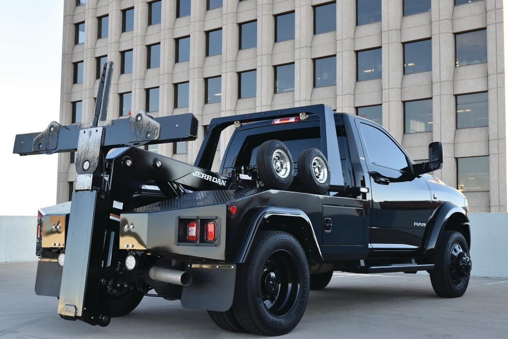 Images Metropolitan Truck Sales - Lakewood