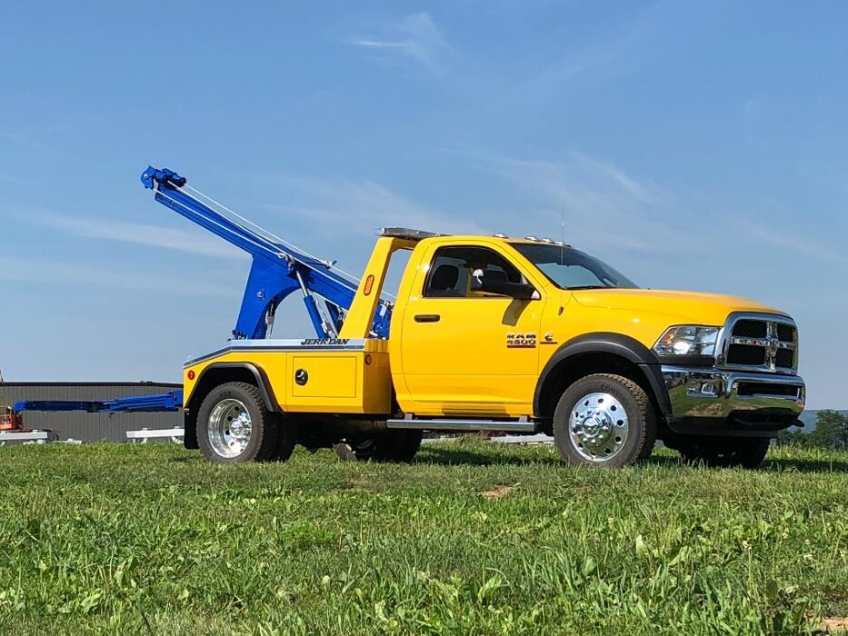 Images Metropolitan Truck Sales - Lakewood