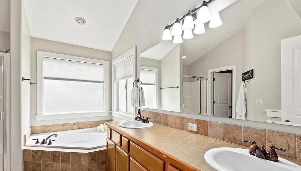 Images Abmont Realty Group