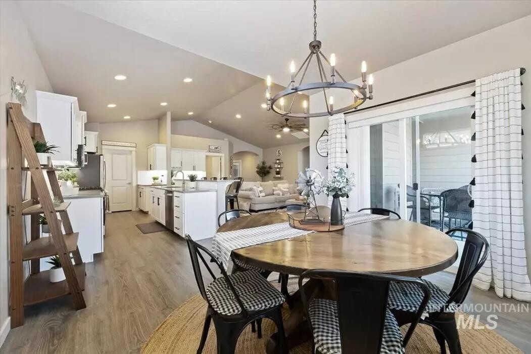 Images Abmont Realty Group