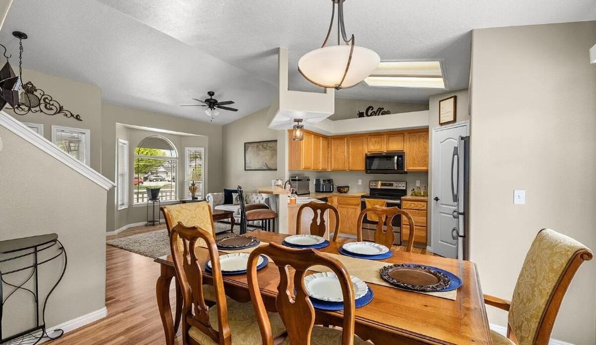 Images Abmont Realty Group