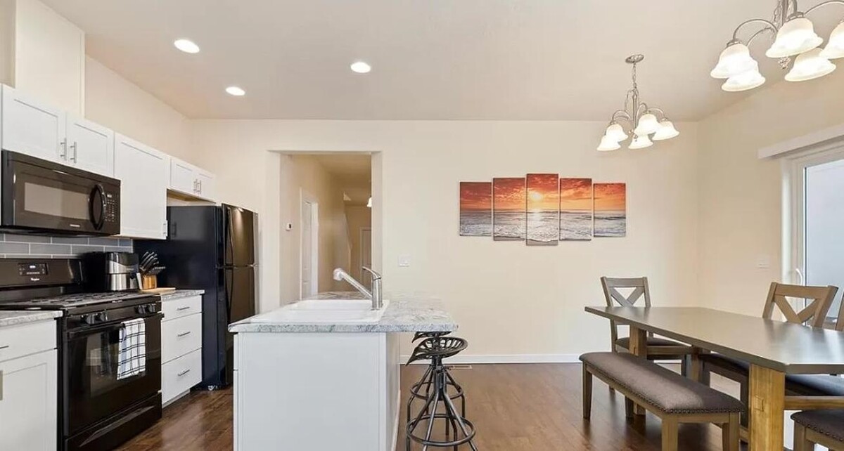 Images Abmont Realty Group