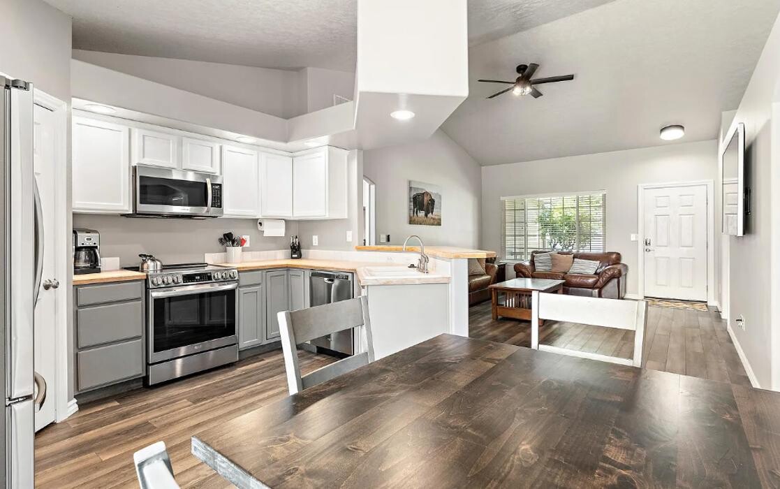 Images Abmont Realty Group