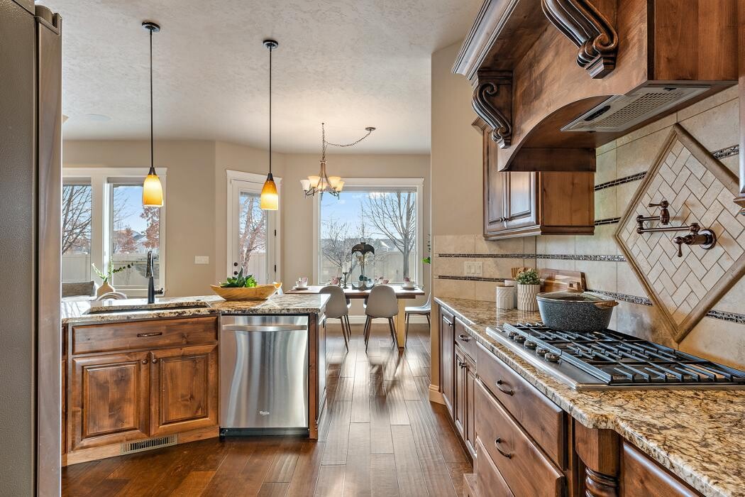 Images Abmont Realty Group